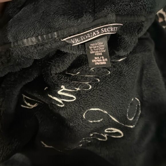 Victorias Secret Plush Black Robe Embroidered back - Picture 8 of 9